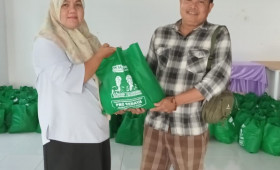 Pemberian Bantuan Bahan Makanan bagi Warga Kurang Mampu yang masuk dalam Data Social Security Number (SSN) Kelurahan Sempaja Utara