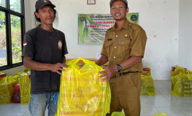 Penyerahan Makanan Tambahan Posyandu di RT.15 Bidang Pemberdayaan Masyarakat Tahun 2023